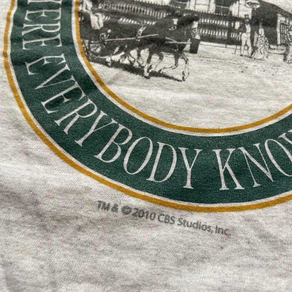 💥HOST PICK💥 🍻 📺 Vintage Cheers TV Show Herald Grey Graphic Tee 📺 🍻 - Picture 6 of 11